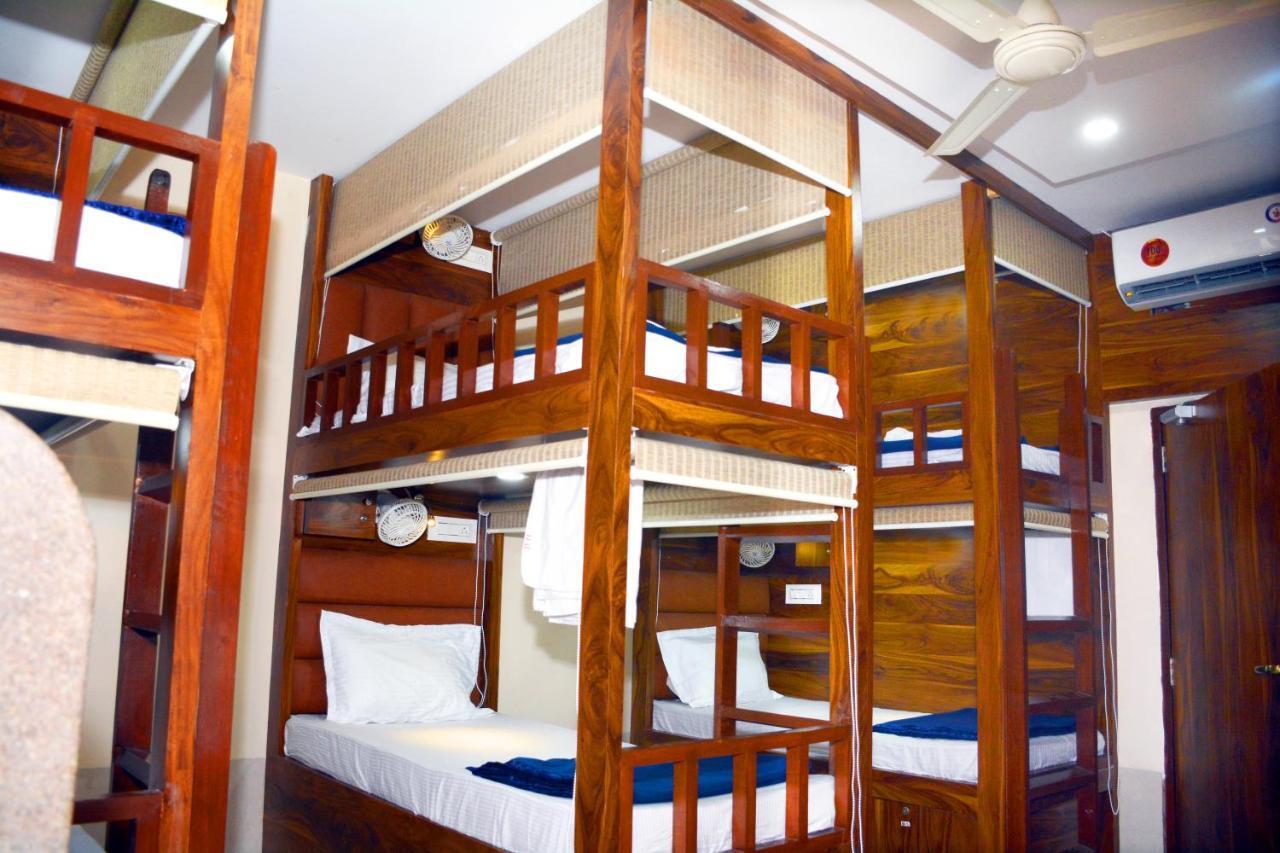 Hotel Nest N Rest - มุมไบ ภายนอก รูปภาพ