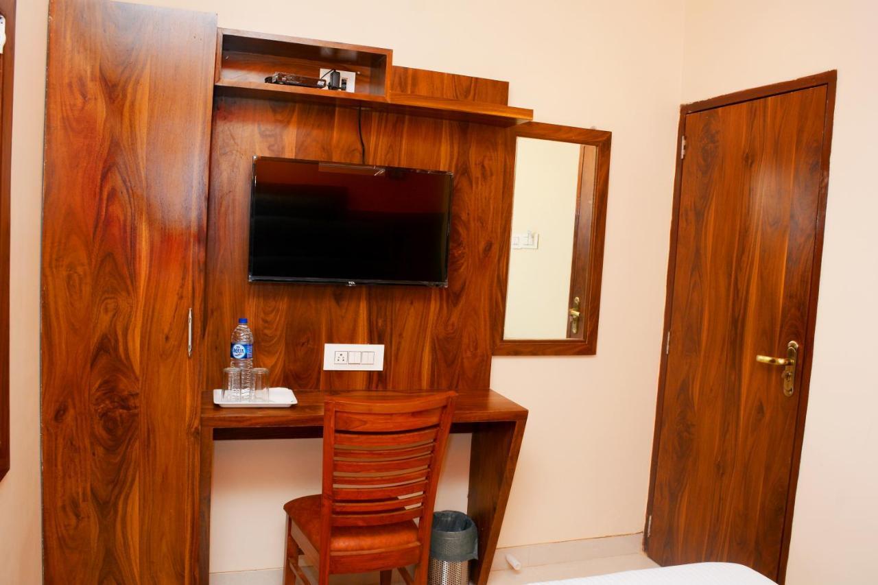 Hotel Nest N Rest - มุมไบ ภายนอก รูปภาพ